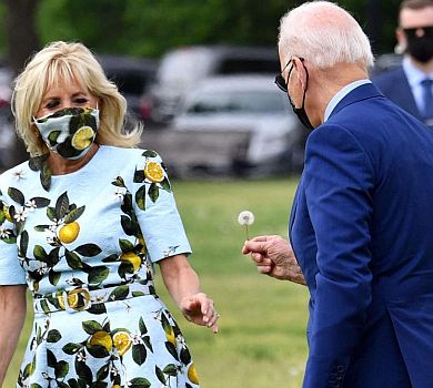 Кульбабова романтика: Байден зірвав квітку для дружини в лимонній сукні як у Маркл
