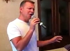 Як Ляшко у шортах про костры рябин співав та собаку у писок цілував. ВІДЕО