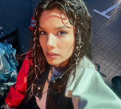 Michelle Andrade у новому кліпі показала мотоекстрім та заспівала з дірою в грудях. ВІДЕО