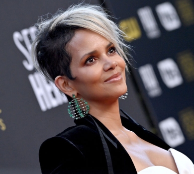 Холлі Беррі епічно гепнулася на сцені та посміялася з себе в Instagram. ВІДЕО