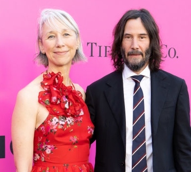 Кіану Рівз на парадному хіднику зацілував свою заквітчану кохану. ФОТО