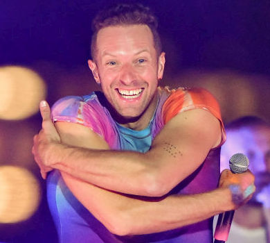 Коли твоя дівчина не шарить у Zoom: фронтмен Сoldplay замилував появою в прямому ефірі з Дакотою Джонсон