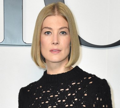 Розамунд Пайк вийшла на протест проти війни та вбивства журналістів в Україні. ВІДЕО