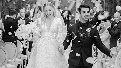 Зірка Гри престолів показала, в якій сукні вийшла заміж. Перші ФОТО