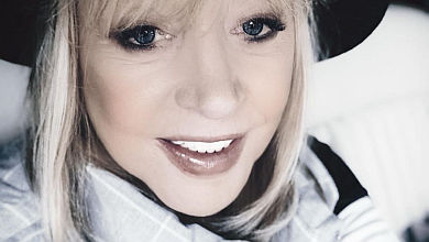 Тепер платинова білявка: Пугачова у стильному total black вразила перетворенням