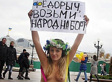 Femen попросилися до Януковича на борт топлес