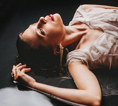 Карпа посвітила соском у мокрому вбранні та розказала про зміни в своєму сексуальному житті