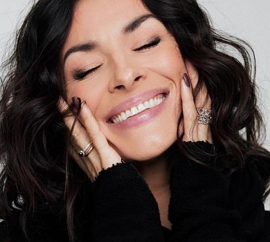 Мейхер у total black засвітила ніжки та обличчя без мейкапу. ФОТО 