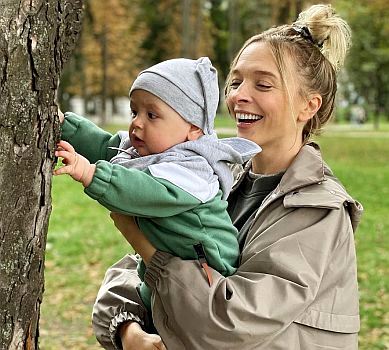 Кора і пакетики для собачих какашок: Фролова назвала улюблені іграшки сина та показала стильний образ на прогулянці