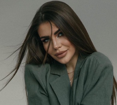 Стужук у Дубаї засвітила цицю під час поцілунку із бойфрендом. ФОТО