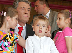 Ющенко куховарив на всю сім'ю і вигулював дітей в зоопарку