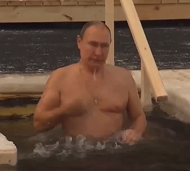 68-річний Путін у синіх плавках занурився в ополонку. ВІДЕО