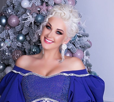 Грайлива дівчинка: Бужинська зі сміливим декольте покружляла в новорічному інтер’єрі 