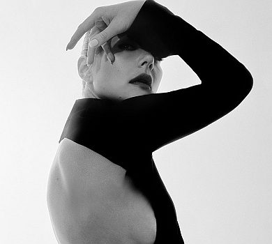 Кароль із голою спиною вишукано повигиналася на камеру 