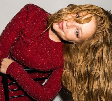 Кароль у червоному платті еротично повигиналася на стільці. ВІДЕО 