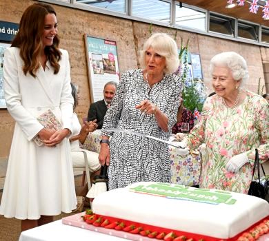 Ножі для слабаків: як королева Єлизавета ІІ мечем торта краяла