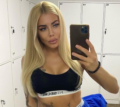 Крук топлес і в обтислих штанях повихляла на камеру дупцею. Гіпнотичне ВІДЕО