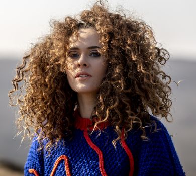 Саніна у новому кліпі The Hardkiss здивувала зачіскою та несамовитими танцями