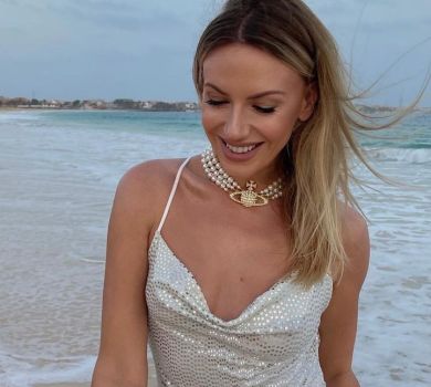 Нікітюк у бікіні та блискучій мінісукні попозувала на пляжі в Африці