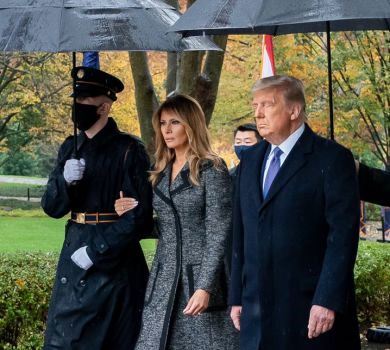 Під різними парасолями: Дональд та Меланія Трампи вперше після виборів з'явилися на офіційному заході