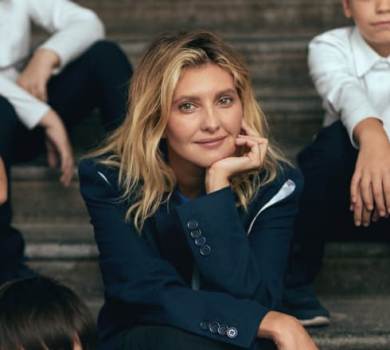 Перша леді у ролі вчительки знялася зі школярами для глянцю. ВІДЕО