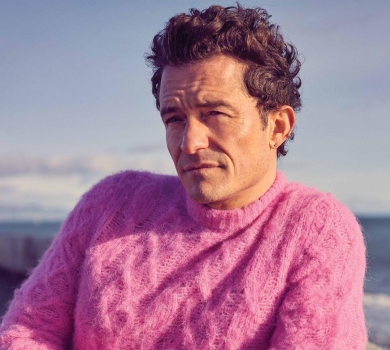 Орландо Блум у плетеному светрику й трусах попозував на узбережжі чоловіку Догерті