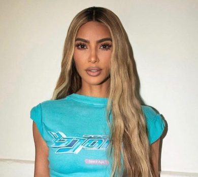 Кардашян показала дитяче фото з сестрами і мамою та епатувала черговим яскравим луком