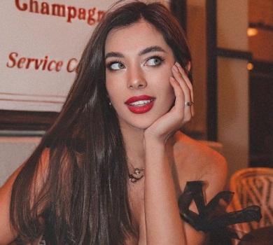 Неплях посвітила грудьми та стегном у сексі-сукні в паризькій опері