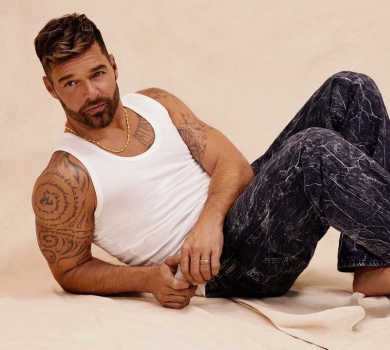 Вайб вихідних: Рікі Мартін чіллить на дивані з сином і песиками