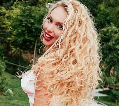 Полякова показалася на дачі в бікіні та назвала довжину своїх ніг 