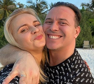 Ребрик на Мальдівах акробатично стрибнула в купальнику  