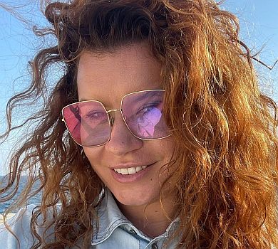 Дружина Монатіка в купальнику похизувалася ногами на грецьких брилах 