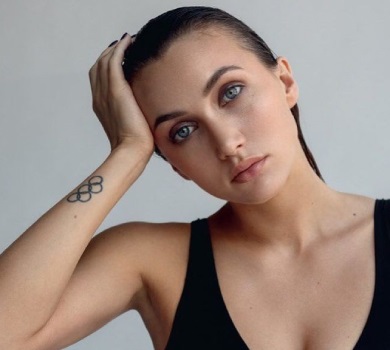 Вибили скло та вкрали документи: Різатдінова в Іспанії стала жертвою злочинців