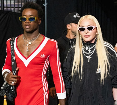 16-річний син Мадонни вийшов у люди в декольтованій сукні. ФОТО 