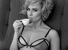 Білявка Нана з Nikita сходила на каву у самому спідньому. ФОТО