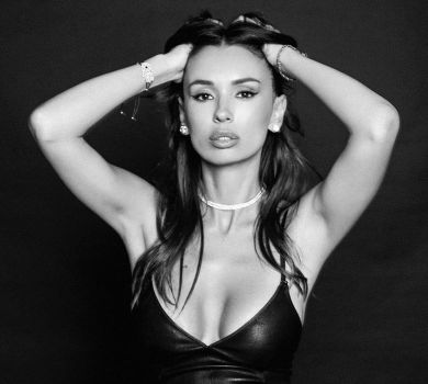 Ліза Ющенко у ліфчику і шкіряних штанях попозувала московському фотографу 