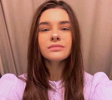 ТП-режим: дівчина Остапчука попозувала в спідньому з подарунком від коханого