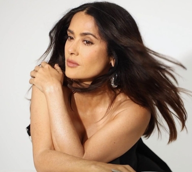 56-річна Хаєк у купальнику граційно попозувала на яхті. ФОТО