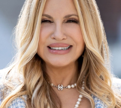 Зірка Американського пирога та Білого лотоса в платті з мегашлейфом опинилася на обкладинцi Time 100