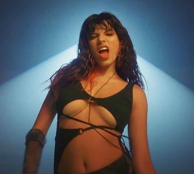 It’s me bitch: зухвала Michelle Andrade в ліфчику повигиналася на підлозі у новому кліпі