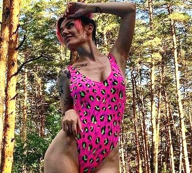 MamaRika у купальнику серед сосен показала себе з усіх боків. ФОТО 