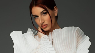 Емеральд в очікуванні пологів обтягнула животик зефірною сукнею