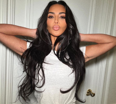 Червоне мереживо і розріз на животі: Кардашян у боді свого бренду заселфилася на підлозі