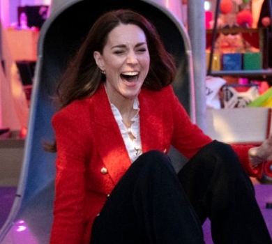 Роби вжух! як герцогиня: Міддлтон у яскравому жакеті за $90 та на підборах з'їхала з гірки. ВІДЕО