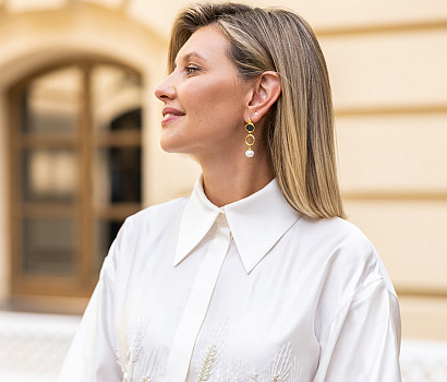 Дикий шовк і колоски з перлин: перша леді до Дня Незалежності обрала біле вбрання від Літковської  