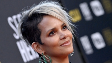 Холлі Беррі епічно гепнулася на сцені та посміялася з себе в Instagram. ВІДЕО