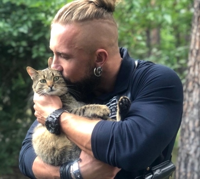 Як Суровцев за котом ганявся: актор зняв кумедне ВІДЕО порятунку чергового пухнастика