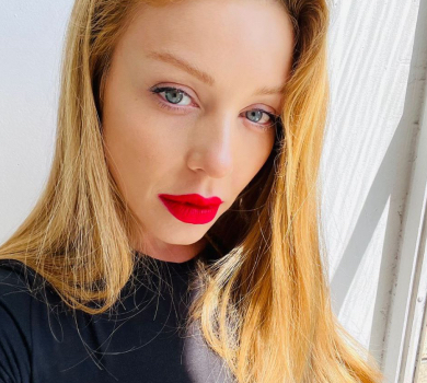 Червона помада та вершкове масло: Кароль на сонечку показалася за сніданком