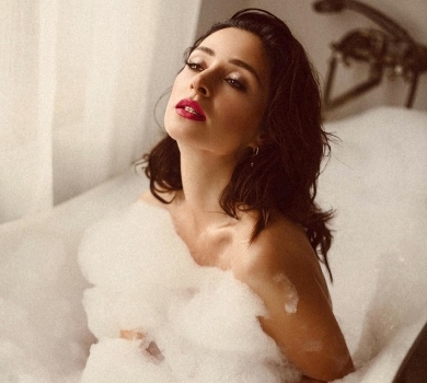 Мокро і гаряче: Огнєвіч на камеру поніжилася в ванні