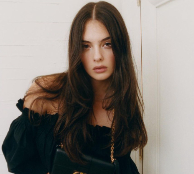 Донька Белуччі у дизайнерських лахах подуркувала на сходах для глянцю